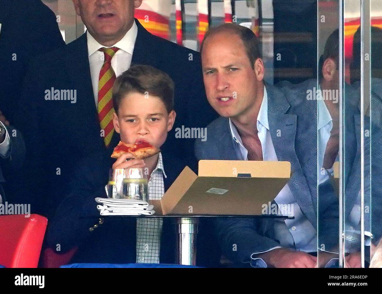 Der Prinz von Wales und Prinz George beobachten den vierten Tag des zweiten Ashes-Testspiels bei Lord's, London. Bilddatum: Samstag, 1. Juli 2023. Stockfoto