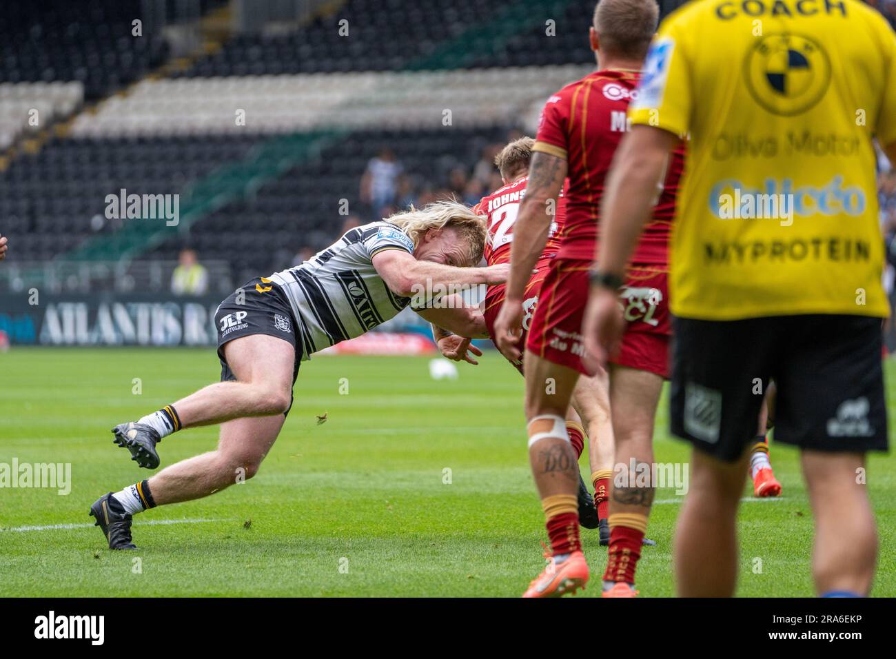 Hull, UK. 1. Juli 2023 Betfred Super League - Runde 17: Hull FC gegen Catalans Dragons. Brad Fash, Hull FC, greift Tom Johnstone, Catalans Dragons, an. Kredit Paul Whitehurst/Alamy Live News Stockfoto