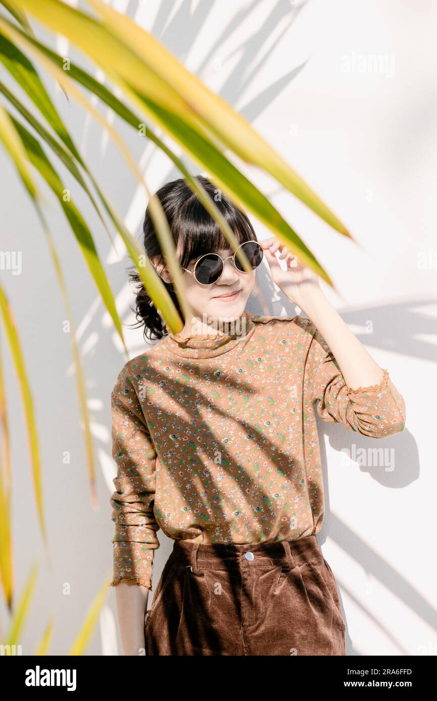 Asiatische Teenager-Sonnenbrille im Vintage-Stil Kleid Sommerkollektion Modellporträt. Stockfoto