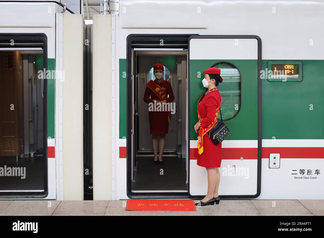 (230701) -- XINING, 1. Juli 2023 (Xinhua) -- Aufseher des Schnellzugs Fuxing C891 auf dem Abschnitt Xining-Golmud der Qinghai-Tibet Railway warten auf Passagiere in Xining, Nordwestchina Qinghai Province, 1. Juli 2023. Die Fuxing-Hochgeschwindigkeitszüge haben am Samstag offiziell den Betrieb auf dem Xining-Golmud-Abschnitt der Qinghai-Tibet-Eisenbahn aufgenommen. Mit einer Gesamtbetriebslänge von 829 km beginnt er von Xining, der Hauptstadt der nordwestlichen chinesischen Provinz Qinghai im Osten, und führt nach Angaben von China Railway Qingha durch Huangyuan, Haiyan, Ulan, Delingha zum Bahnhof Golmud im Westen Stockfoto
