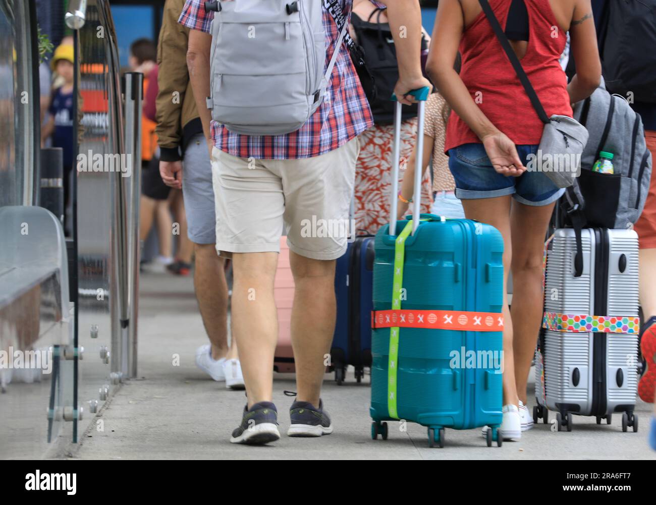 Palma, Spanien. 01. Juli 2023. Passagiere sind mit ihrem Gepäck am Flughafen von Palma de Mallorca. Die Hauptsaison auf der beliebten Ferieninsel ist in vollem Gange. Kredit: Clara Margais/dpa/Alamy Live News Stockfoto