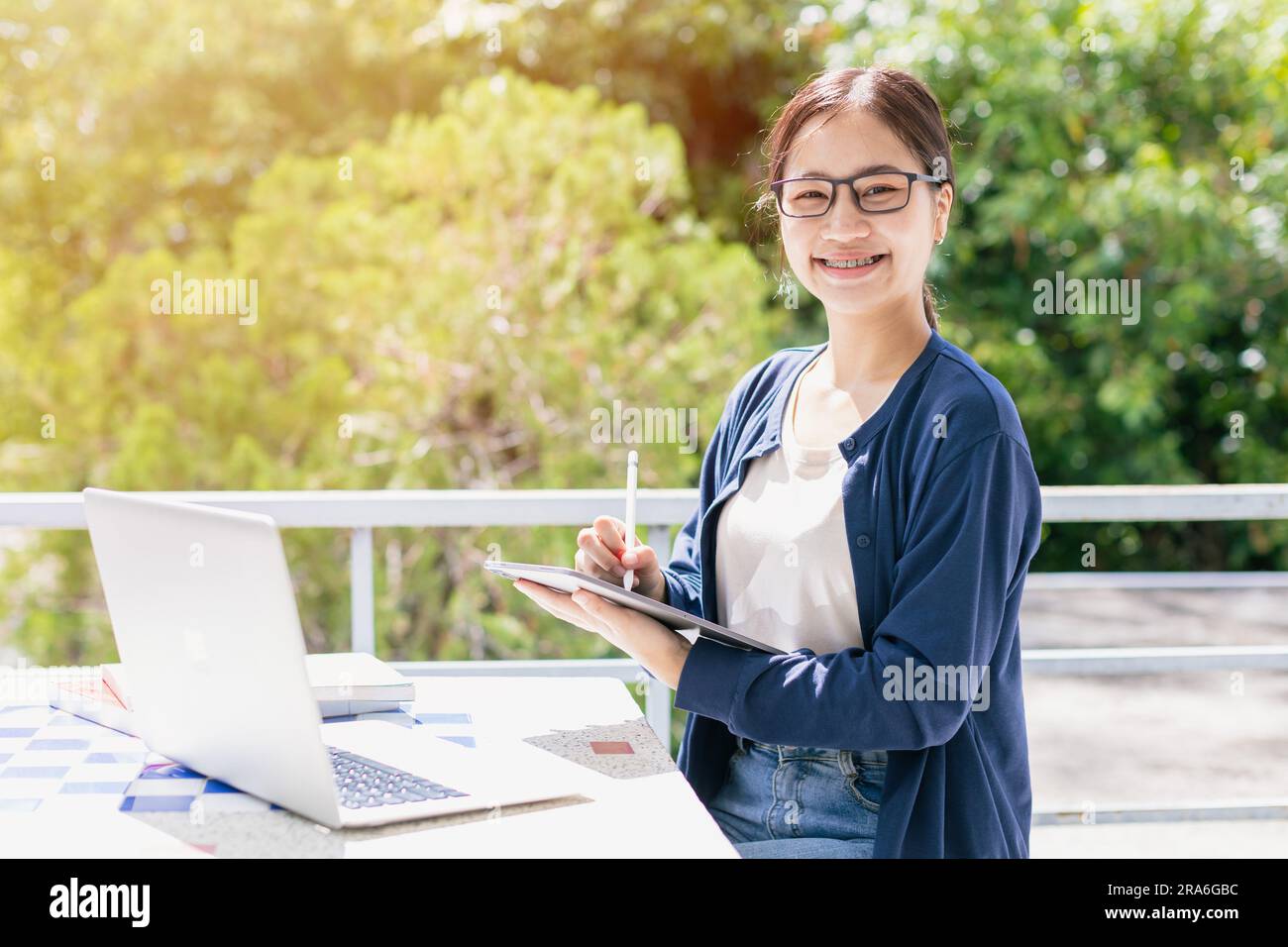Asiatisches Teenager-Mädchen mit Laptop-Computer für Online-Lernzwecke oder Programmierer an der Universität. Stockfoto