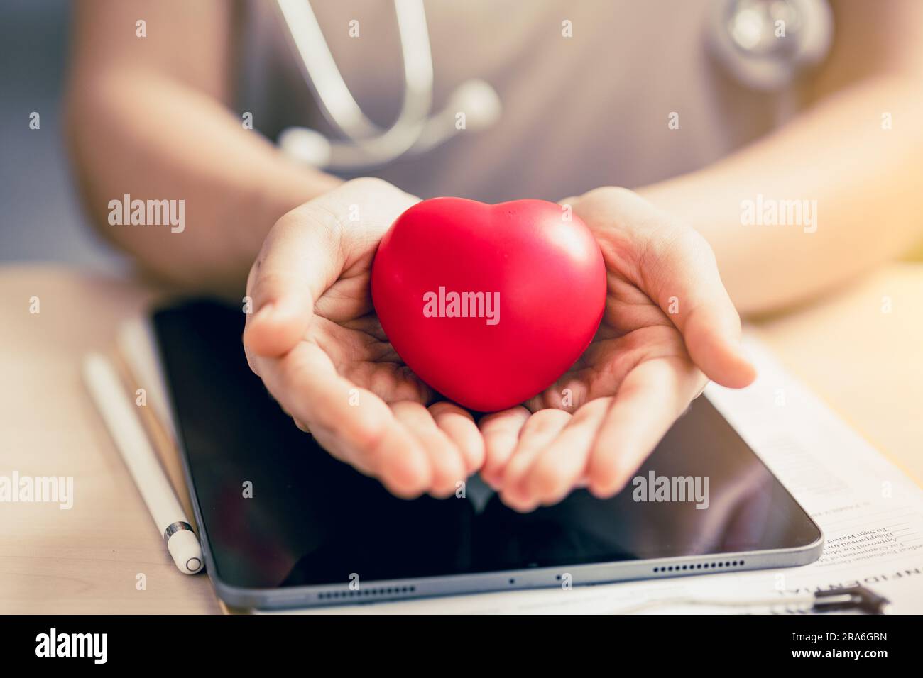 Arzt Hand mit roten Herzzeichen helfen Menschen mit gesundem Herzen zu unterstützen und das Bewusstsein für Bluthochdruck Herzinfarkt Schutz Gesundheit che zu erhöhen Stockfoto
