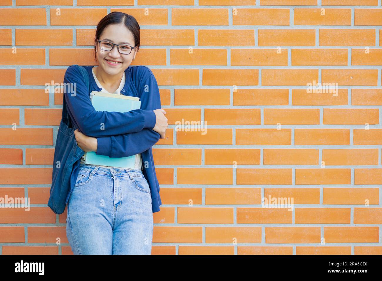 Süßes lächelndes Lachen schüchternes asiatisches Teenager-Studentenstudium an der Universität mit ehrlichem Schuss. Stockfoto