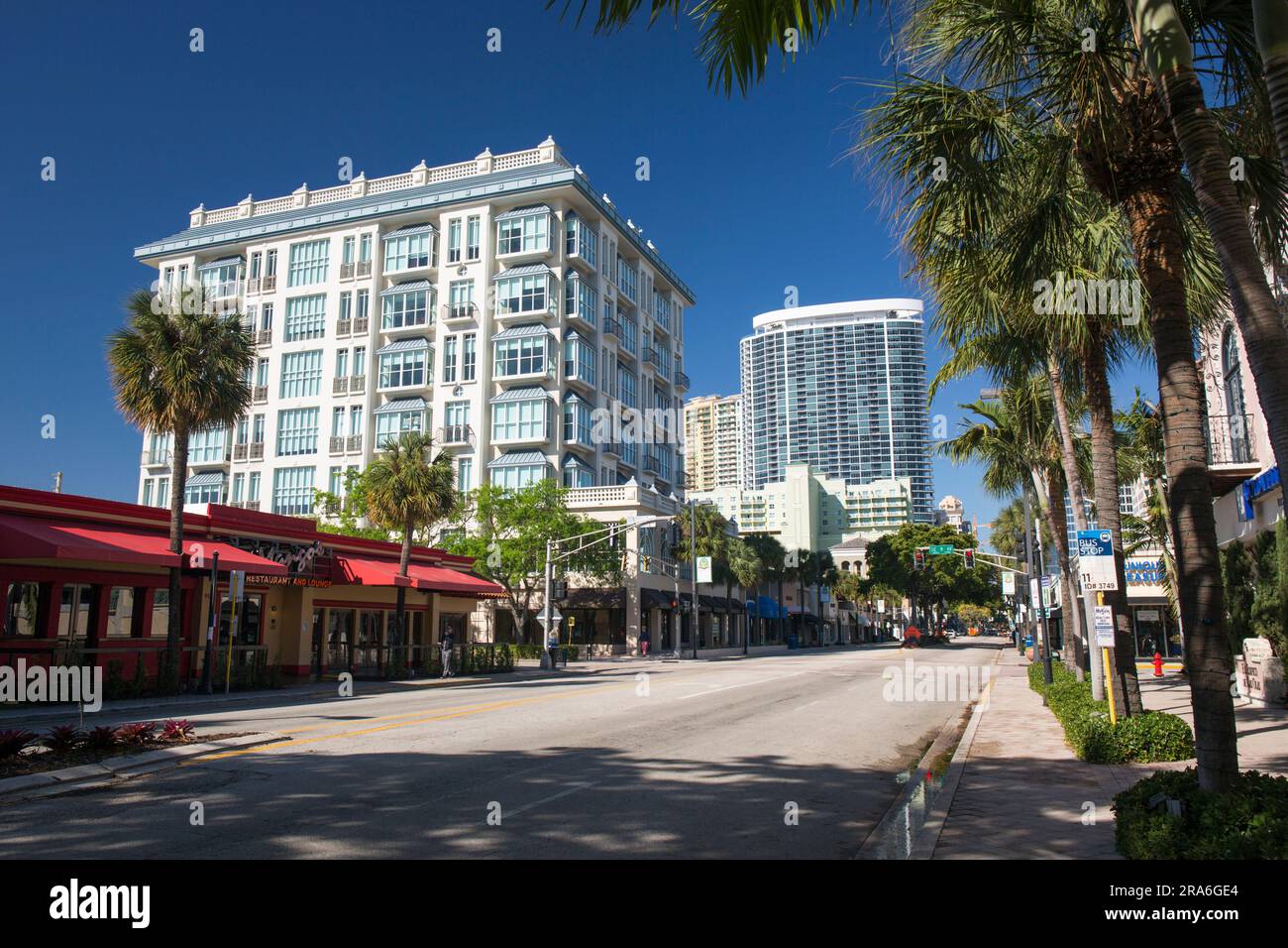 Fort Lauderdale, Florida, USA. Blick auf den Las Olas Boulevard und moderne Hochhausarchitektur in der Innenstadt. Stockfoto