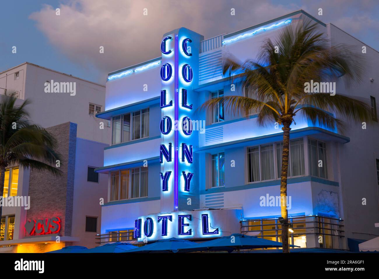 Miami Beach, Florida, USA. Fassade des Colony Hotel beleuchtet bei Nacht, Ocean Drive, Miami Beach Architekturviertel, South Beach. Stockfoto