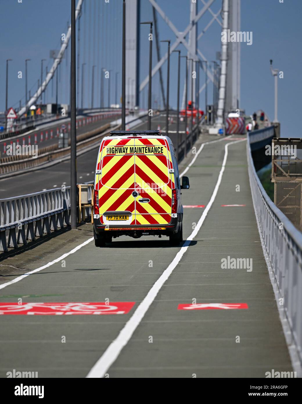 Highway Maintenance Vehicle on A Cycle Lane on the Forth Road Bridge, Edinburgh, Vereinigtes Königreich, UK. Hochformat Foto. Stockfoto
