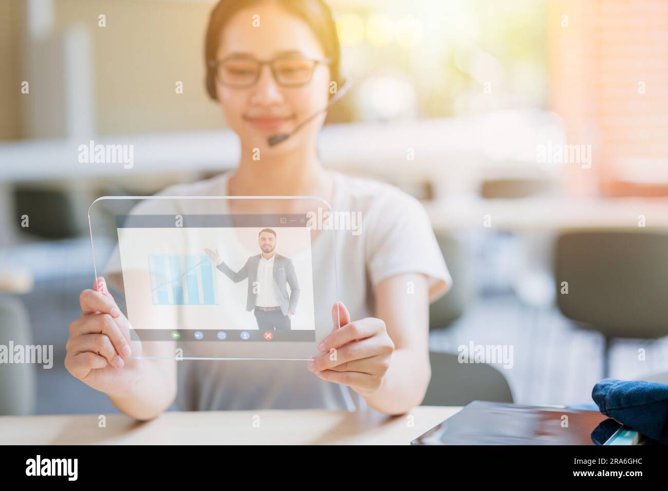 Teenager-Mädchen der Universität, die ein modernes Internet-Präsenzschulungs-Online-Hologrammgerät verwendet. Stockfoto Teenager-Mädchen der Universität, die ein modernes Internet-Präsenzschulungs-Online-Hologrammgerät verwendet. Stockfoto