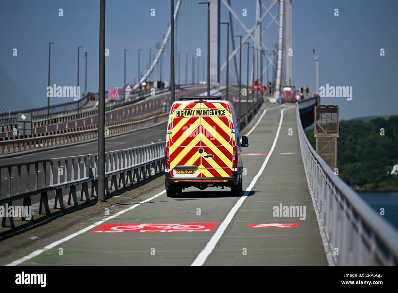 Highway Maintenance Vehicle on A Cycle Lane on the Forth Road Bridge, Edinburgh, Vereinigtes Königreich, UK. Querformat. Stockfoto