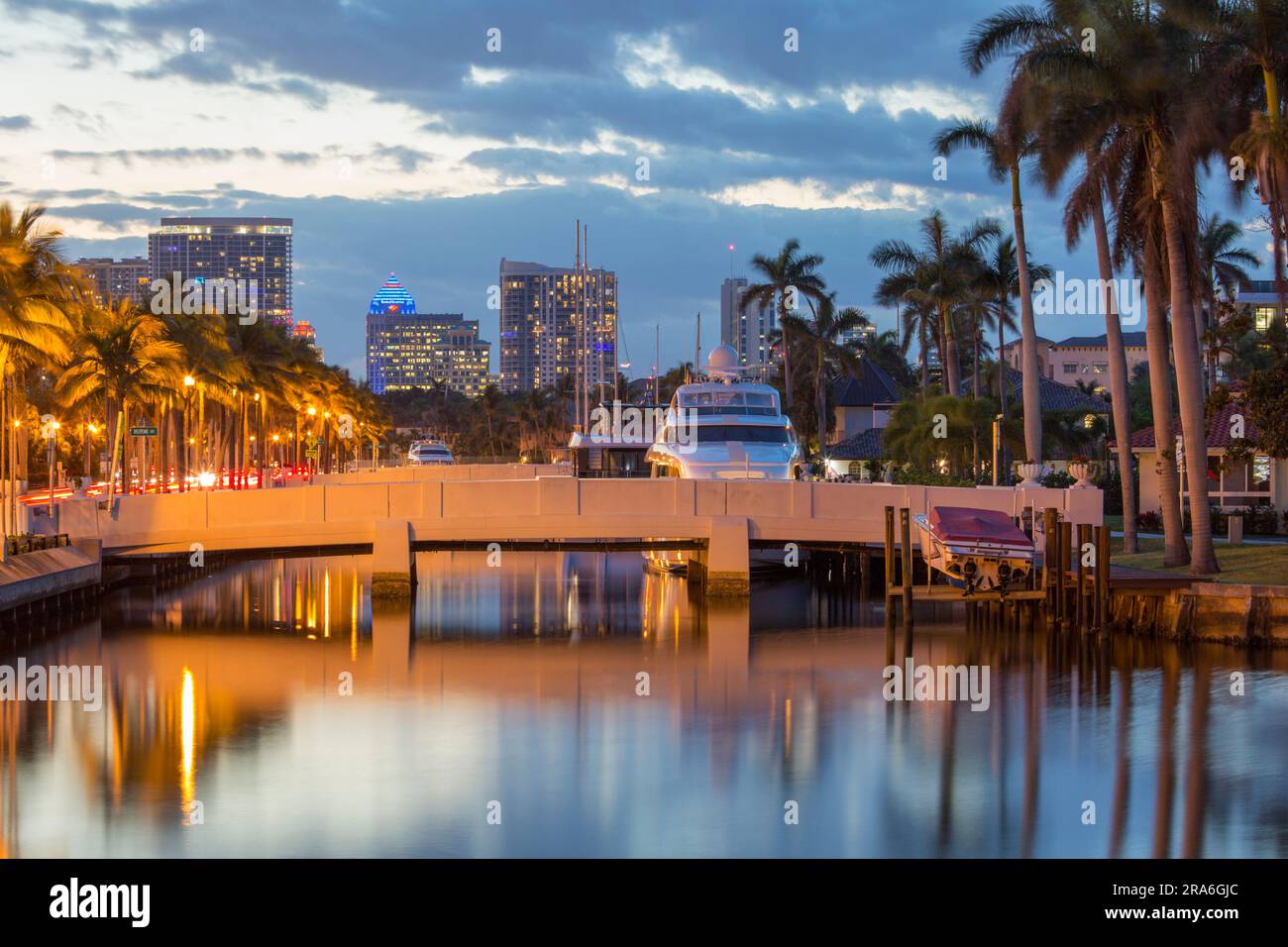 Fort Lauderdale, Florida, USA. Genießen Sie die ruhige Wasserstraße im Viertel Nurmi Isles, die beleuchteten Wolkenkratzer der Innenstadt im Hintergrund. Stockfoto