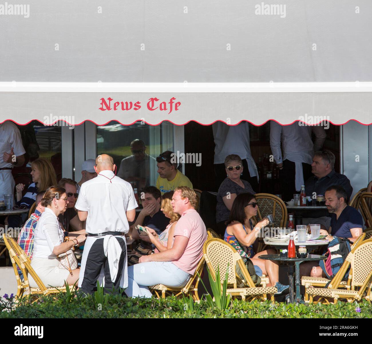 Miami Beach, Florida, USA. Gäste auf der Terrasse des News Cafe, Ocean Drive, Miami Beach Architectural District, South Beach. Stockfoto