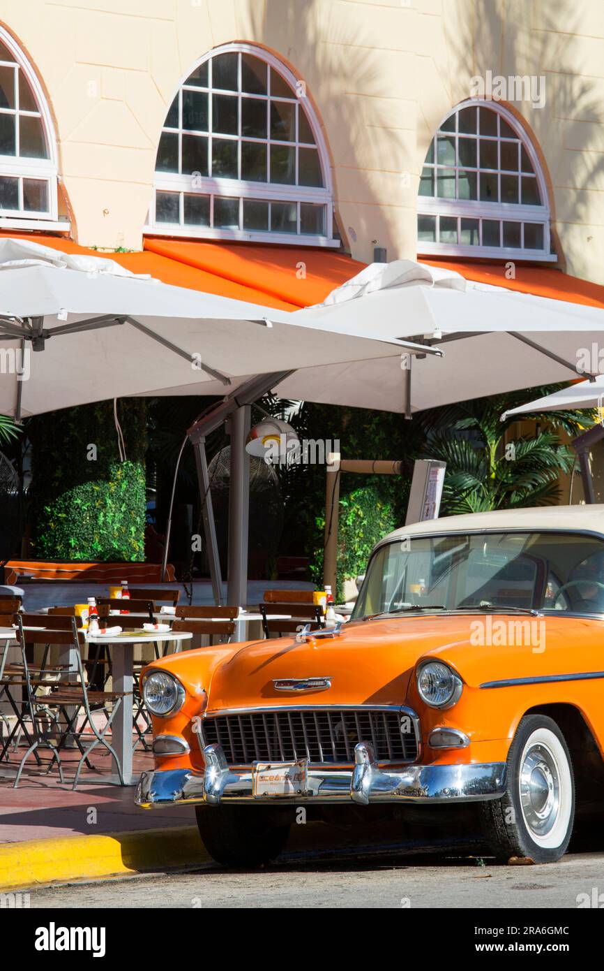 Miami Beach, Florida, USA. Das berühmte Chevrolet Bel Air vor dem Edison Hotel, Ocean Drive, Miami Beach Architectural District, South Beach. Stockfoto