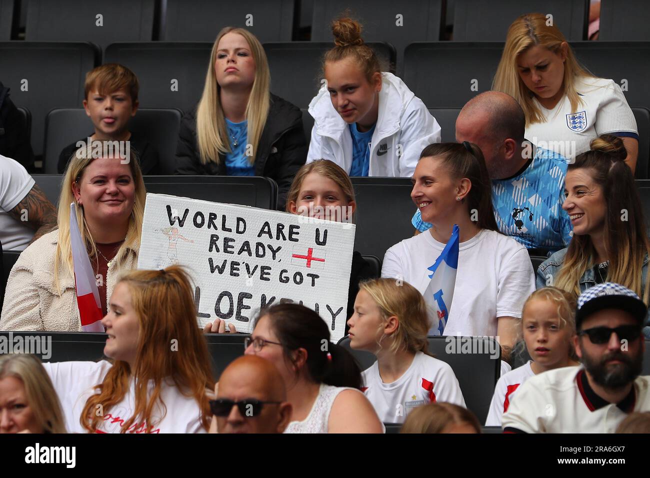 Stadium MK, Milton Keynes, Großbritannien. 1. Juli 2023. Womens International Football Friendly, England gegen Portugal; England Fans Credit: Action Plus Sports/Alamy Live News Stockfoto