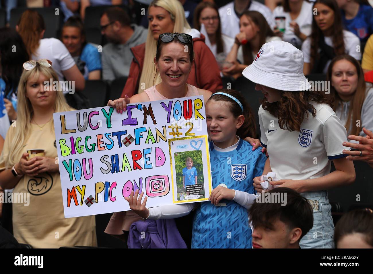 Stadium MK, Milton Keynes, Großbritannien. 1. Juli 2023. Womens International Football Friendly, England gegen Portugal; England Fans Credit: Action Plus Sports/Alamy Live News Stockfoto