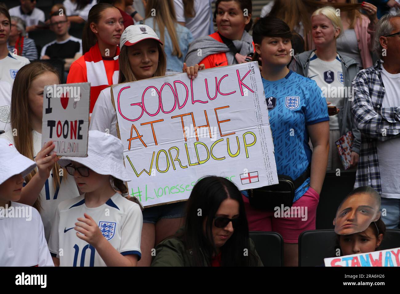 Stadium MK, Milton Keynes, Großbritannien. 1. Juli 2023. Womens International Football Friendly, England gegen Portugal; England Fans Credit: Action Plus Sports/Alamy Live News Stockfoto