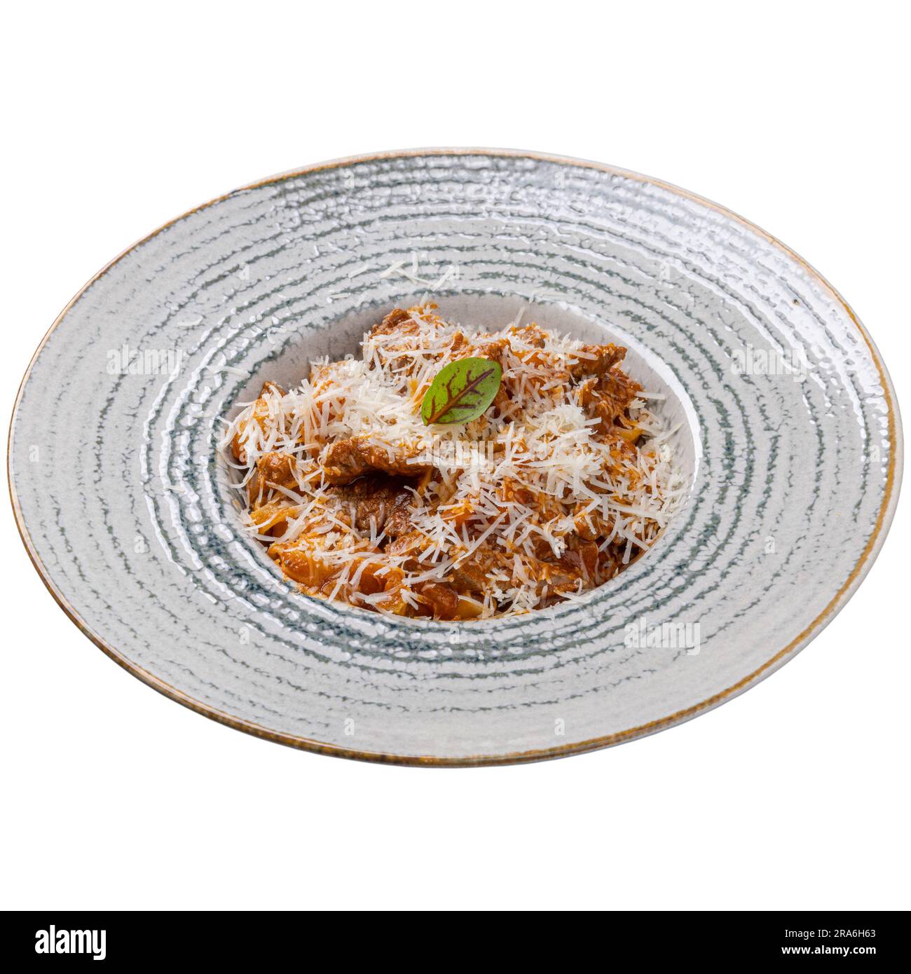 Tagliatelle mit Rindfleisch in roter Tomatensoße mit Parmesan, Restaurantkonzept Stockfoto