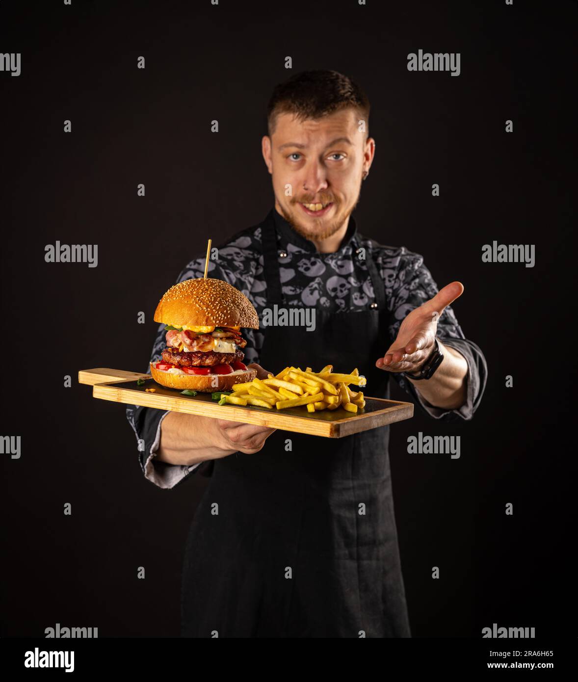 Der leckere Burger wurde gerade vom Koch zubereitet Stockfoto