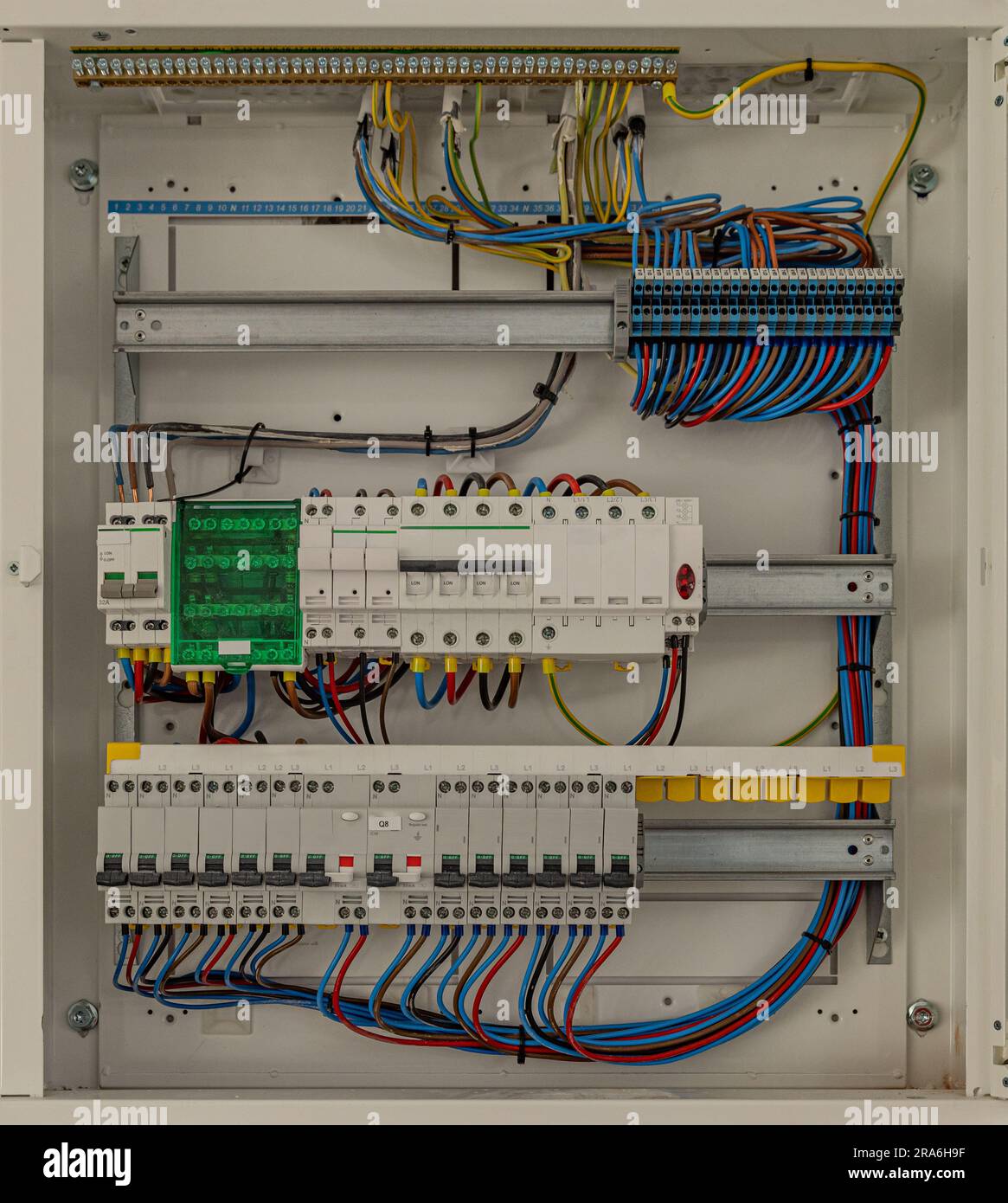 Schalttafel mit mehrfarbigen Drähten. Spannungsverteiler mit Leistungsschaltern. Stockfoto