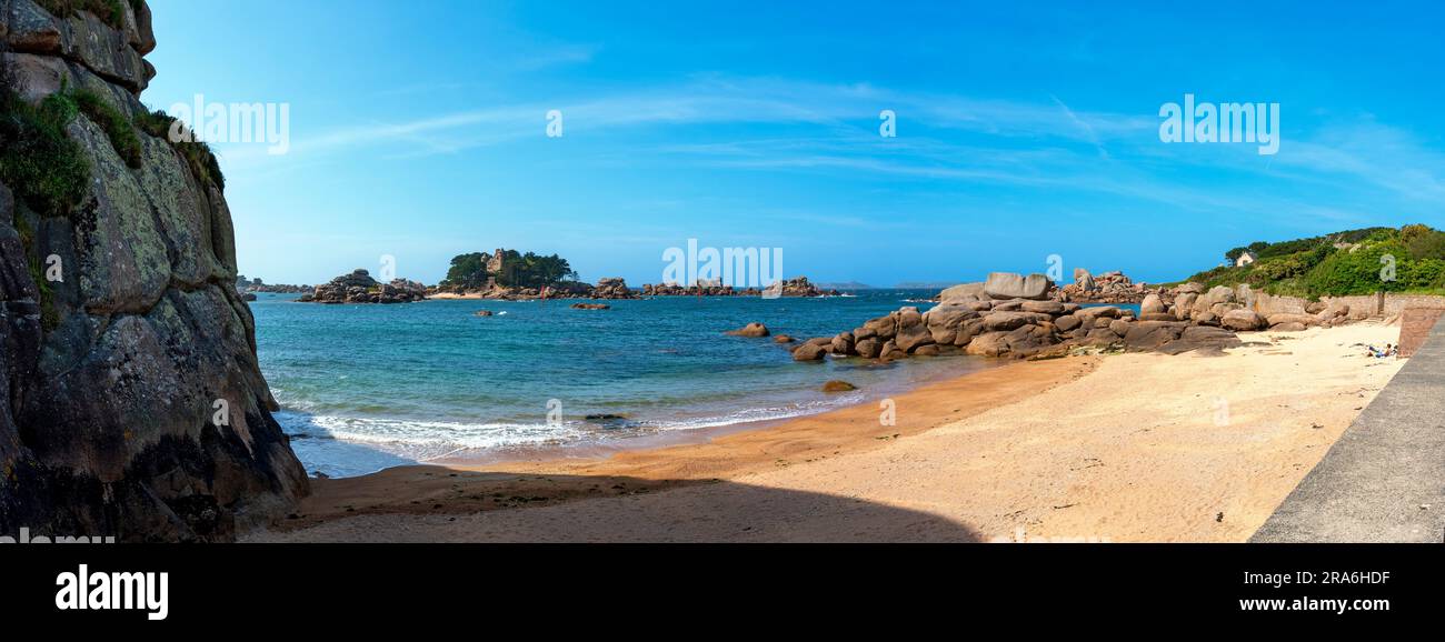 Sandstrand mit blauem Meer und rosa Granitfelsen an der Küste des atlantiks (Cote de Granit Rose) in der Bretagne (Bretagne) Stockfoto