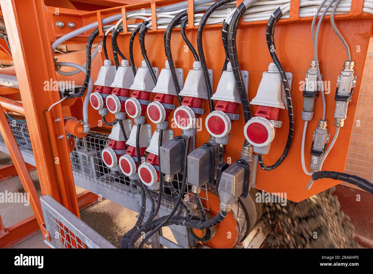 Industriesteckdosen und Stecker auf der Verteilerplatine. Baustelle Strom, temporäre Energieversorgung Stockfoto