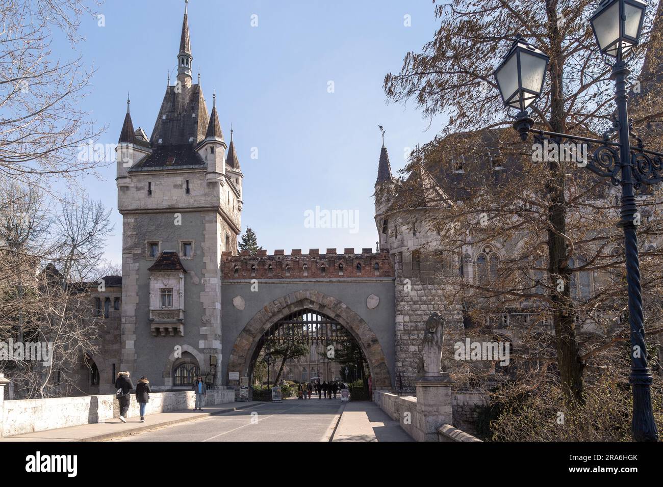 BUDAPEST, UNGARN - 13. MÄRZ 2023: Dies ist das Tor zum Schloss Vajdahunyad, einem vielseitigen Gebäude mit Elementen der ungarischen historischen Gebäude i. Stockfoto