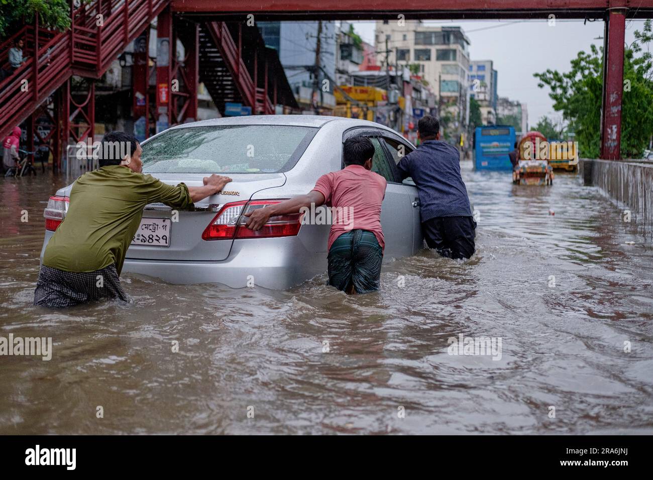 Dhaka, Dhaka, Bangladesch. 4. April 2023. Personen, die ein Auto schieben, das aufgrund von Wassereinfluss an Leistung verloren hat. (Kreditbild: © Rizwan Hasan/Pacific Press via ZUMA Press Wire) NUR REDAKTIONELLE VERWENDUNG! Nicht für den kommerziellen GEBRAUCH! Stockfoto