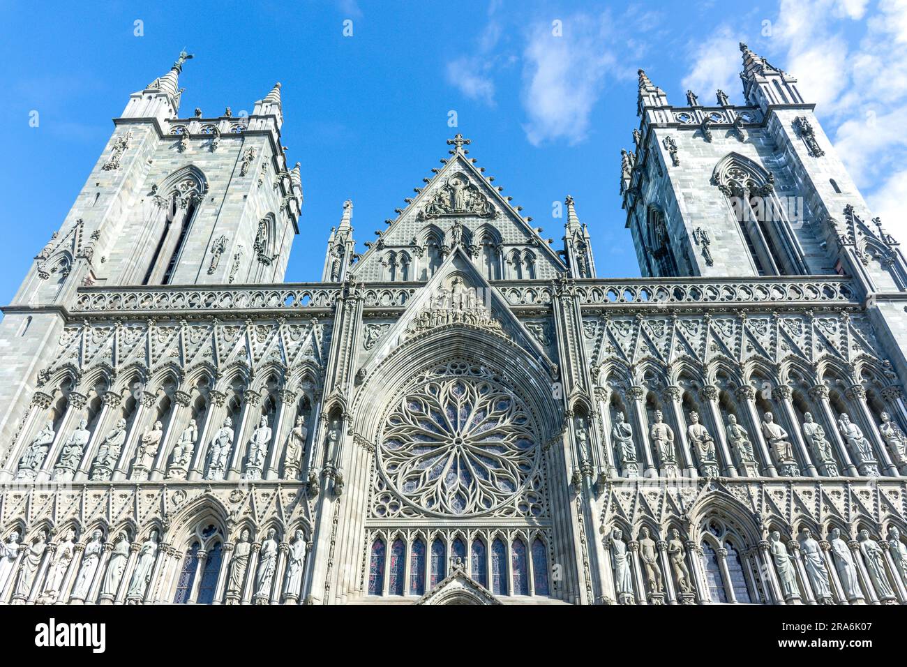 Westfront der Nidaros-Kathedrale aus dem 13. Jahrhundert (Nidarosdomen) Kongsgårdsgata, Trondheim, Trøndelag County, Norwegen Stockfoto