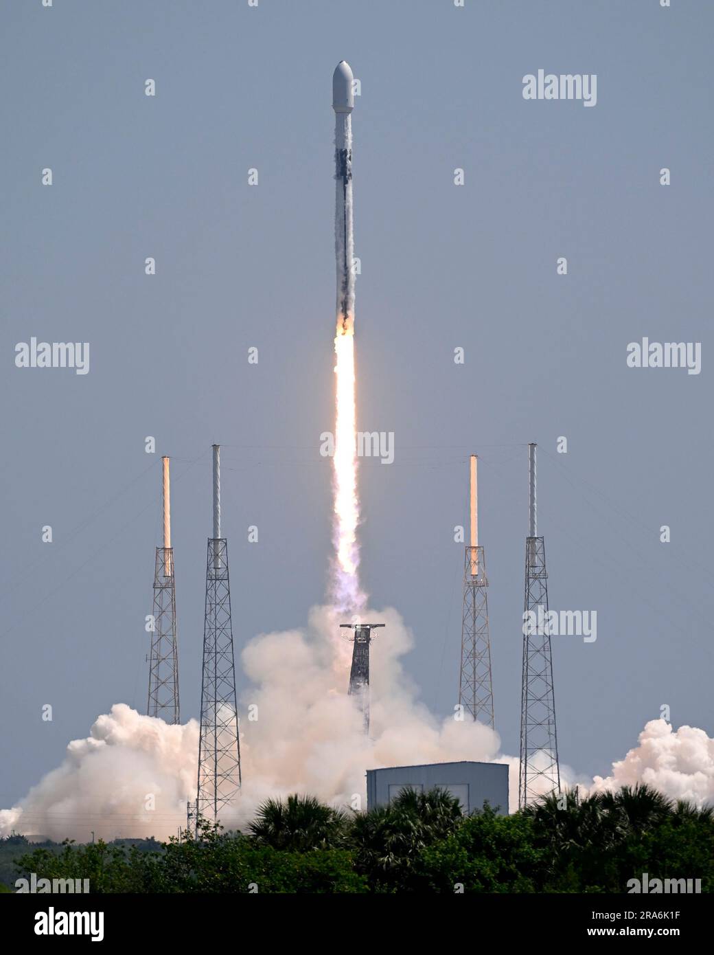 Eine SpaceX-Falcon-9-Rakete startet den Euklid-Satelliten für die Europäische Weltraumorganisation um 11:12 UHR aus Komplex 40 in der Raumstreitkräfte-Station Cape Canaveral, Florida, am Samstag, den Jul1 1., 2023. Euclid besteht aus einem Teleskop und zwei wissenschaftlichen Instrumenten, um eine 3D-Karte des Universums zu erstellen. Foto: Joe Marino/UPI Credit: UPI/Alamy Live News Stockfoto