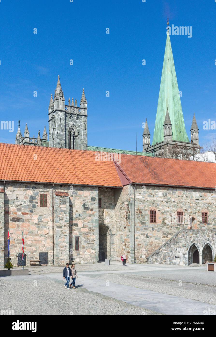 Nidaros-Kathedrale (Nidarosdomen) aus dem Palast des Erzbischofs (Erkebispegården), Kongsgårdsgata, Trondheim, Kreis Trøndelag, Norwegen Stockfoto