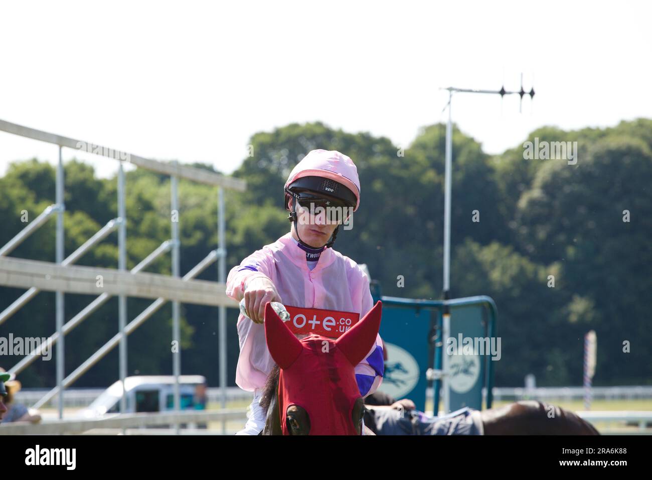 Jockey Daniel Muscutt spritzt an einem heißen Tag bei den York Races Wasser über den California State. Stockfoto