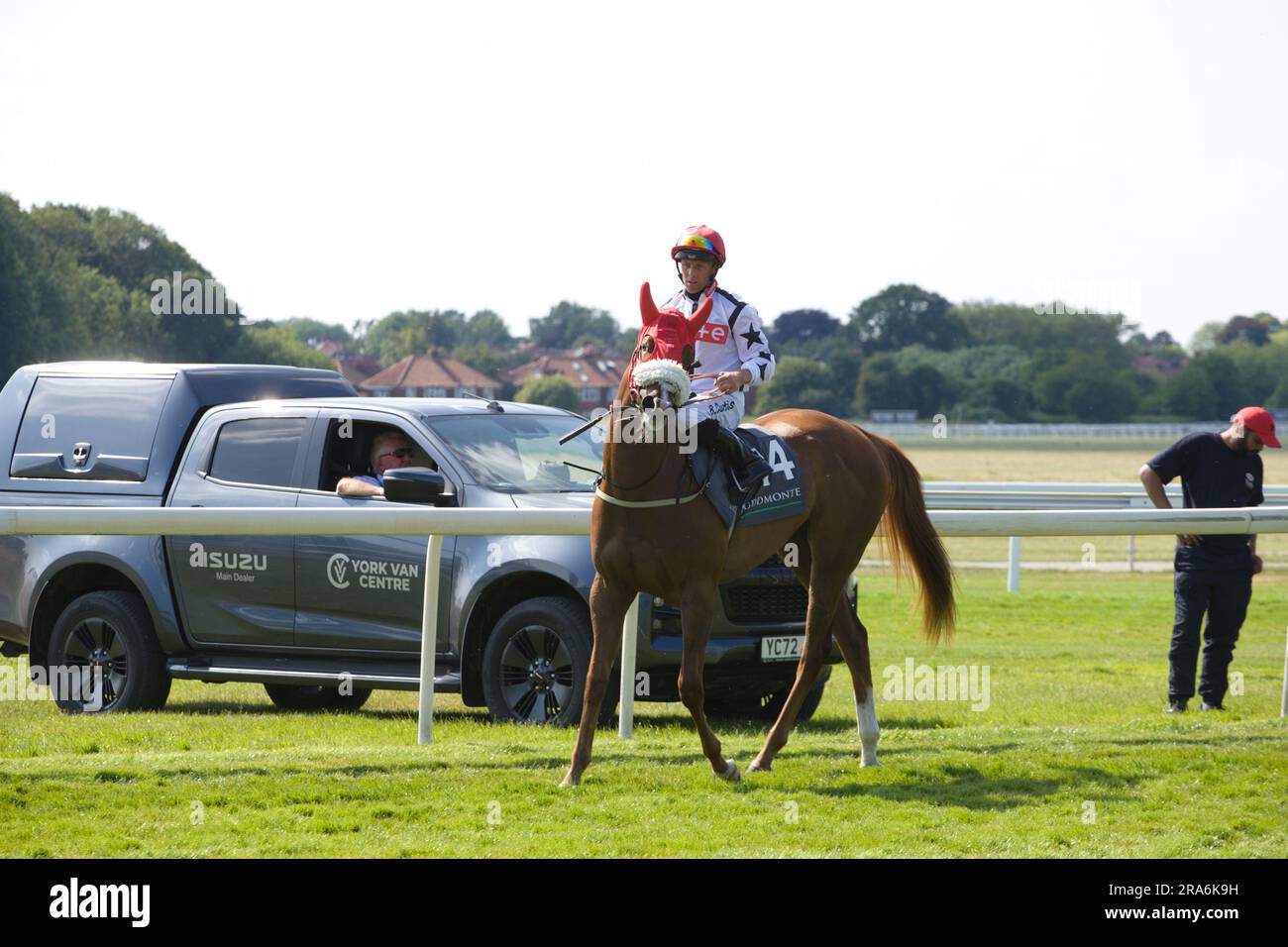 Jockey Ben Curtis auf Dibbsys Traum bei York Races. Stockfoto