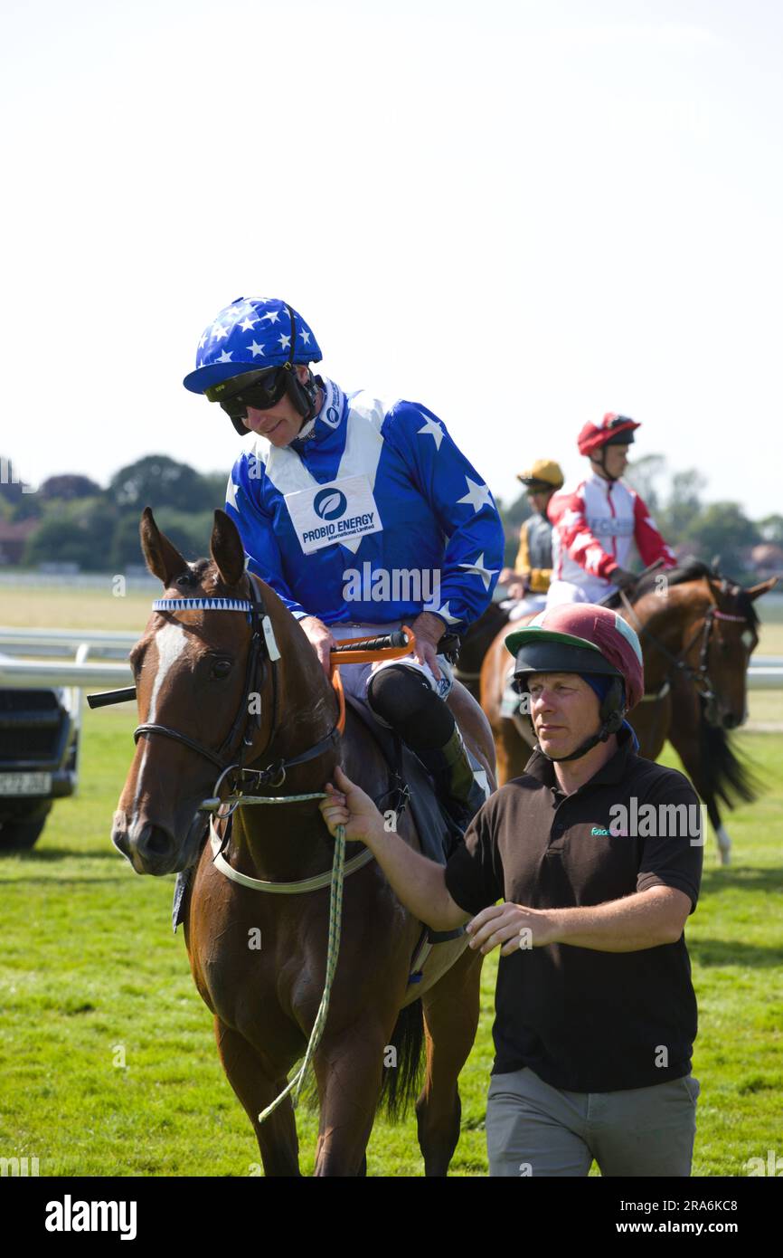 Jockey Tom verhöhnt Miss Rainorm in York. Stockfoto