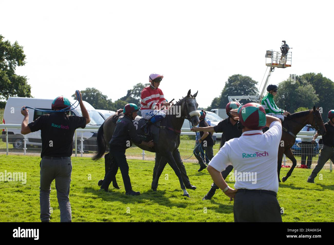 Jockey Connor Beasley auf Mekkas Herzogin auf der York Rennbahn. Stockfoto