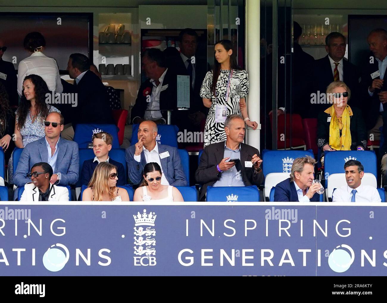 Der Prinz von Wales, Prinz George und Premierminister Rishi Sunak beobachten den vierten Tag des zweiten Ashes-Testspiels bei Lord's, London. Bilddatum: Samstag, 1. Juli 2023. Stockfoto