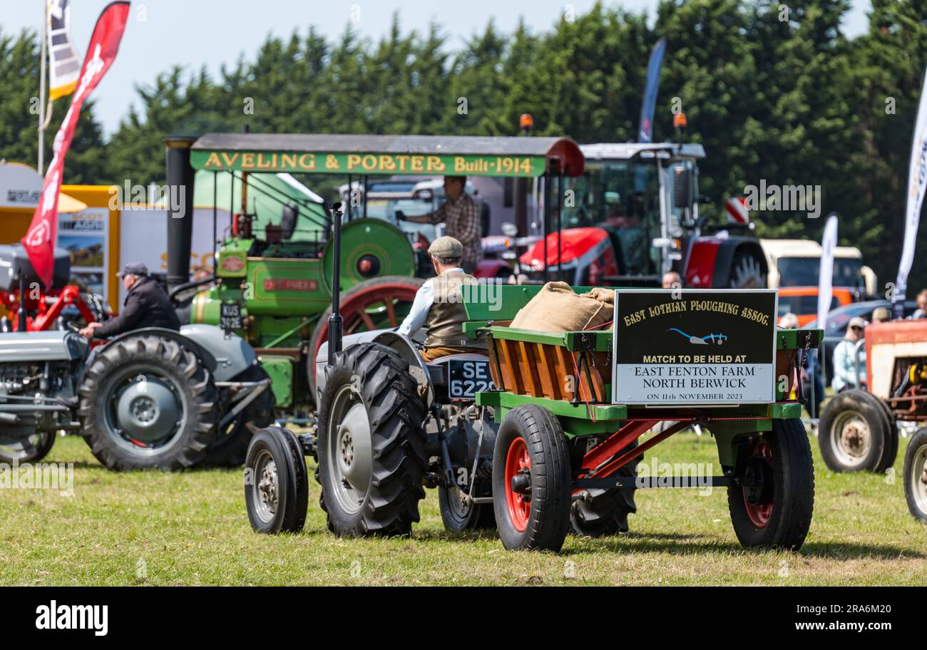 East Lothian, Schottland, Vereinigtes Königreich, 1. Juli 2023. Haddington Agricultural Show: Die Veranstaltung findet seit 1804 statt. Die Teilnehmer genossen einen sonnigen Tag. Abbildung: Die Oldtimer-Traktor-Parade ist ein beliebtes Ereignis. Kredit: Sally Anderson/Alamy Live News Stockfoto