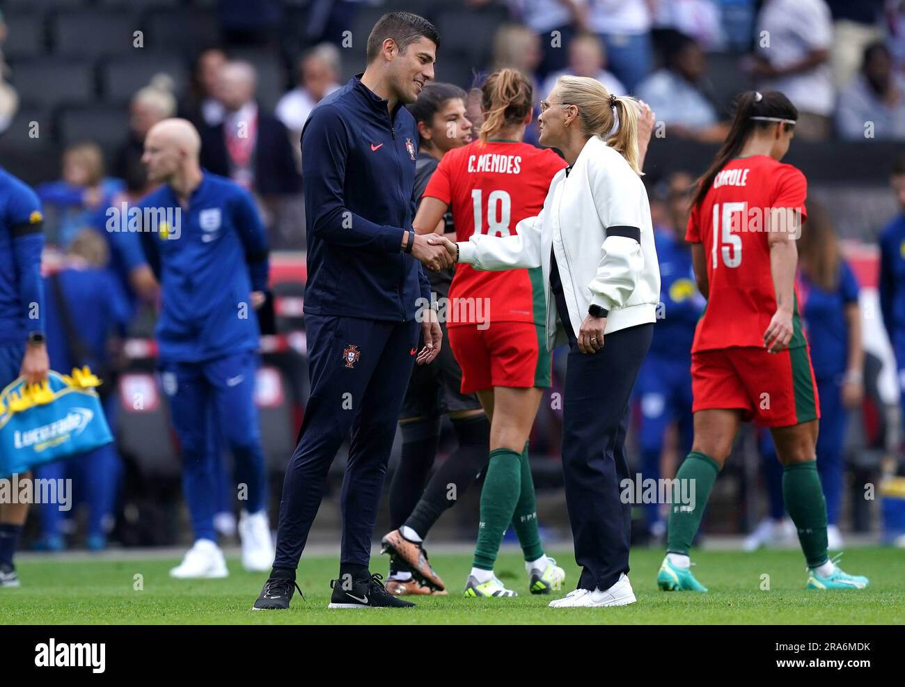 Portugal Manager Francisco Neto (links) schüttelt sich mit der englischen Cheftrainer Sarina Wiegman nach einem internationalen Freundschaftsspiel der Frauen im Stadion MK, Bletchley, die Hand. Bilddatum: Samstag, 1. Juli 2023. Stockfoto