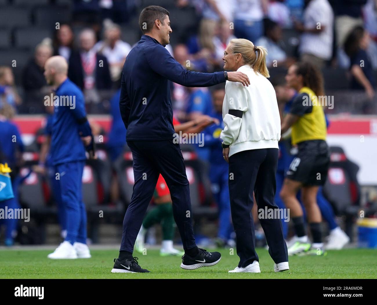 Portugal Manager Francisco Neto (links) schüttelt sich mit der englischen Cheftrainer Sarina Wiegman nach einem internationalen Freundschaftsspiel der Frauen im Stadion MK, Bletchley, die Hand. Bilddatum: Samstag, 1. Juli 2023. Stockfoto