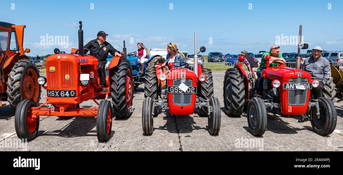 East Lothian, Schottland, Vereinigtes Königreich, 1. Juli 2023. Haddington Agricultural Show: Die Veranstaltung findet seit 1804 statt. Die Teilnehmer genossen einen sonnigen Tag. Abbildung: Die Oldtimer-Traktor-Parade ist ein beliebtes Ereignis. Kredit: Sally Anderson/Alamy Live News Stockfoto