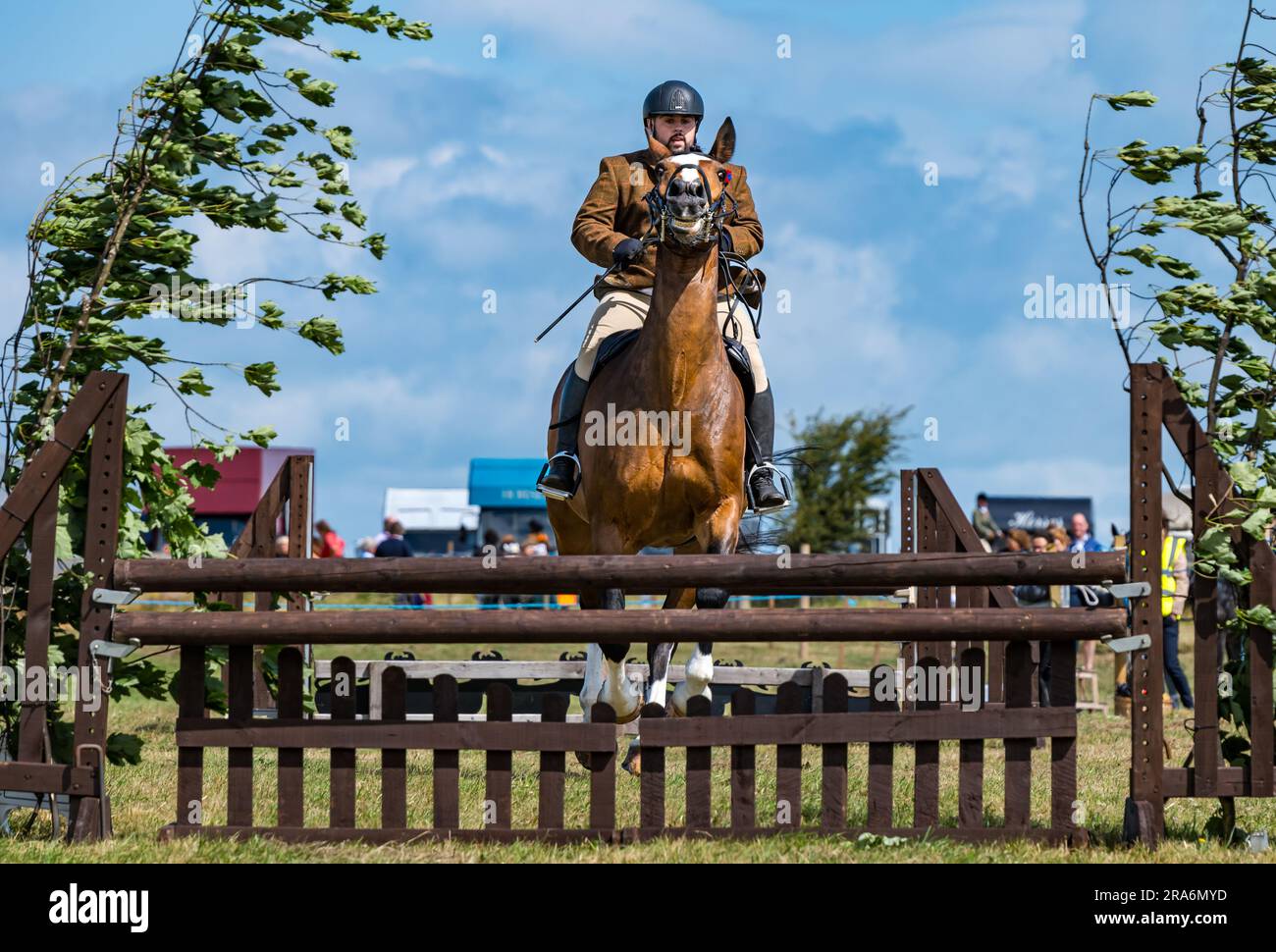 East Lothian, Schottland, Vereinigtes Königreich, 1. Juli 2023. Haddington Agricultural Show: Die Veranstaltung findet seit 1804 statt. Die Teilnehmer genossen einen sonnigen Tag. Abbildung: Eine der Pferdeshows-Runden mit einem Mann, der auf einem Pferd reitet und über einen Pferdesprung springt. Kredit: Sally Anderson/Alamy Live News Stockfoto