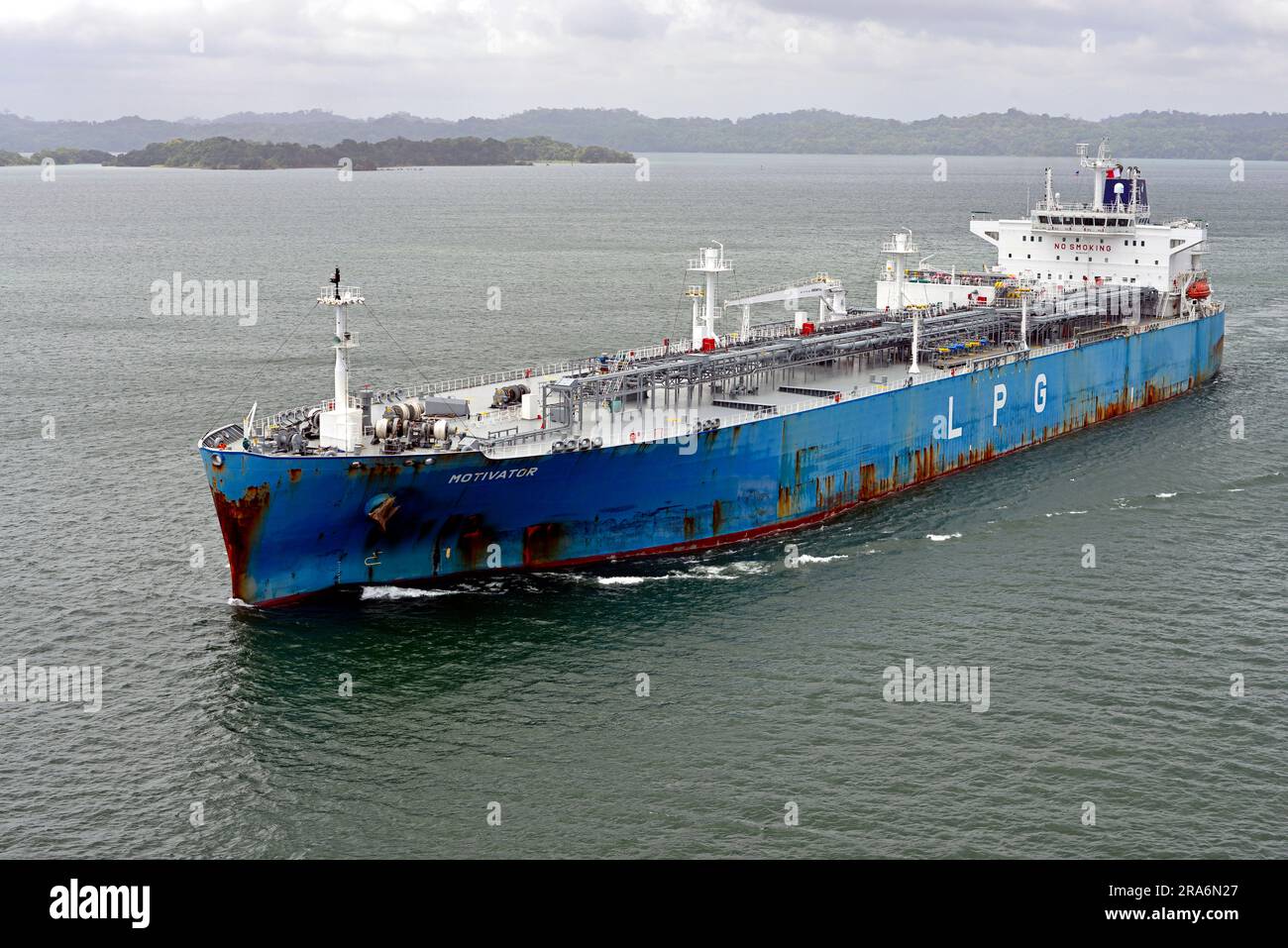 Der Flüssiggastanker Motivator durchquert den Gatun-See während der Durchfahrt des Panamakanals. Stockfoto