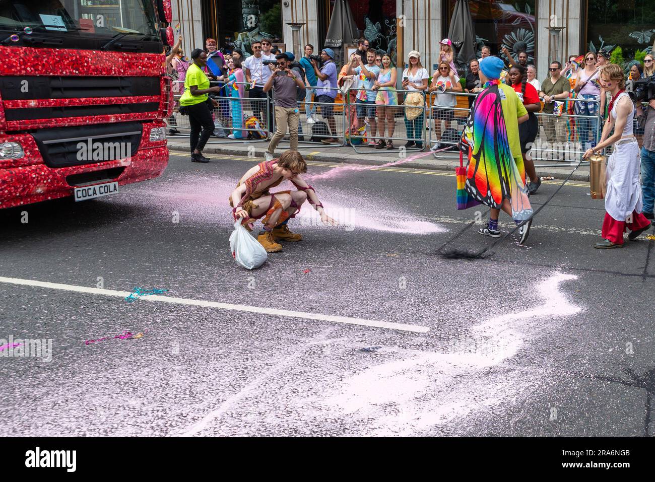 Piccadilly, London, Großbritannien. 1. Juli 2023. Just Stop Oil Demonstranten haben die Pride London Parade gestoppt, indem sie die Straße besprüht und vor dem Coca-Cola-Floß gesessen haben. Die Polizei hat die Demonstranten schließlich verlegt, damit die Parade fortgesetzt werden kann Stockfoto