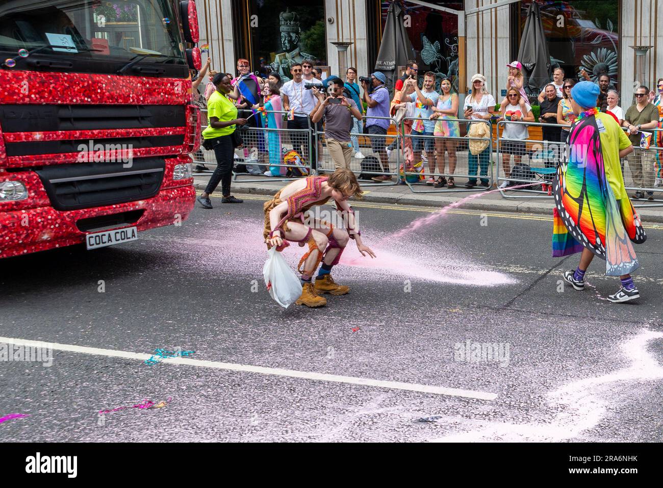 Piccadilly, London, Großbritannien. 1. Juli 2023. Just Stop Oil Demonstranten haben die Pride London Parade gestoppt, indem sie die Straße besprüht und vor dem Coca-Cola-Floß gesessen haben. Die Polizei hat die Demonstranten schließlich verlegt, damit die Parade fortgesetzt werden kann Stockfoto