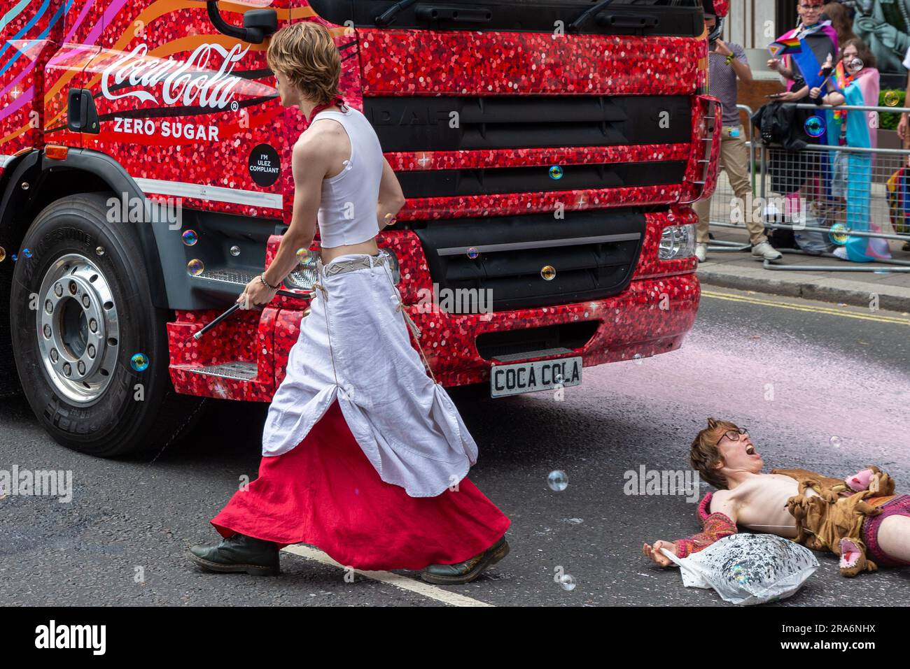Piccadilly, London, Großbritannien. 1. Juli 2023. Just Stop Oil Demonstranten haben die Pride London Parade gestoppt, indem sie die Straße besprüht und vor dem Coca-Cola-Floß gesessen haben. Die Polizei hat die Demonstranten schließlich verlegt, damit die Parade fortgesetzt werden kann Stockfoto