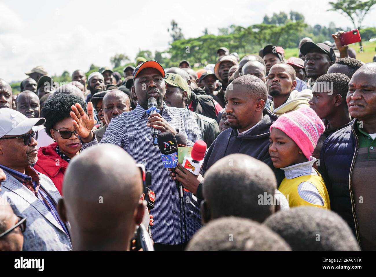 Nakuru, Kenia. 01. Juli 2023. Kipchumba Murkomen, Minister für Straßen, Verkehr und öffentliche Arbeiten, spricht mit der Öffentlichkeit in der Nähe des Unfallorts, wo ein Lkw die Kontrolle verlor und im Londiani Trading Center, das sich 220km km westlich von Nairobi befindet, über 50 Menschen tötete. (Foto: James Wakibia/SOPA Images/Sipa USA) Guthaben: SIPA USA/Alamy Live News Stockfoto