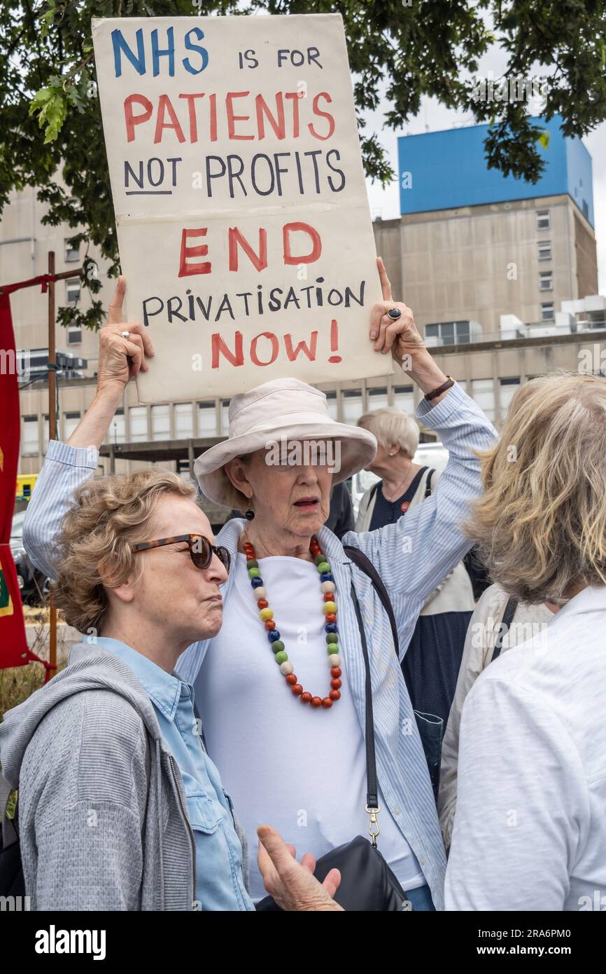 London, Großbritannien. 1. Juli 2023 Wahlkämpfer von Ealing Save Unser NHS feierte 75 Jahre NHS auf der Hauptstraße vor dem Ealing Hospital. Die Redner forderten einen angemessenen Plan für die Belegschaft und wiesen darauf hin, dass der jüngste Regierungsplan die Realität eines überarbeiteten und unterbezahlten Systems, das als Vorwand für die Privatisierung absichtlich in den Boden geworfen worden sei, nicht anerkennt. Peter Marshall/Alamy Live News Stockfoto