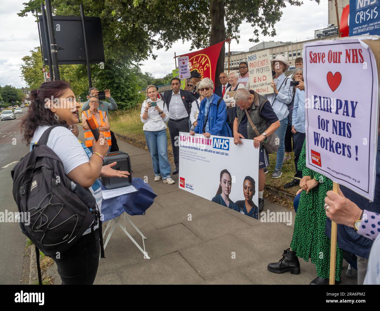 London, Großbritannien. 1. Juli 2023 Stadtrat Aysha Raza. Wahlkämpfer von Ealing Save Unser NHS feierte 75 Jahre NHS auf der Hauptstraße vor dem Ealing Hospital. Die Redner forderten einen angemessenen Plan für die Belegschaft und wiesen darauf hin, dass der jüngste Regierungsplan die Realität eines überarbeiteten und unterbezahlten Systems, das als Vorwand für die Privatisierung absichtlich in den Boden geworfen worden sei, nicht anerkennt. Peter Marshall/Alamy Live News Stockfoto