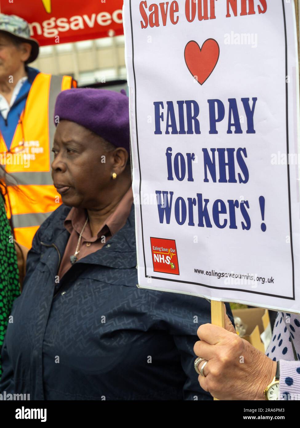 London, Großbritannien. 1. Juli 2023 Wahlkämpfer von Ealing Save Unser NHS feierte 75 Jahre NHS auf der Hauptstraße vor dem Ealing Hospital. Die Redner forderten einen angemessenen Plan für die Belegschaft und wiesen darauf hin, dass der jüngste Regierungsplan die Realität eines überarbeiteten und unterbezahlten Systems, das als Vorwand für die Privatisierung absichtlich in den Boden geworfen worden sei, nicht anerkennt. Peter Marshall/Alamy Live News Stockfoto