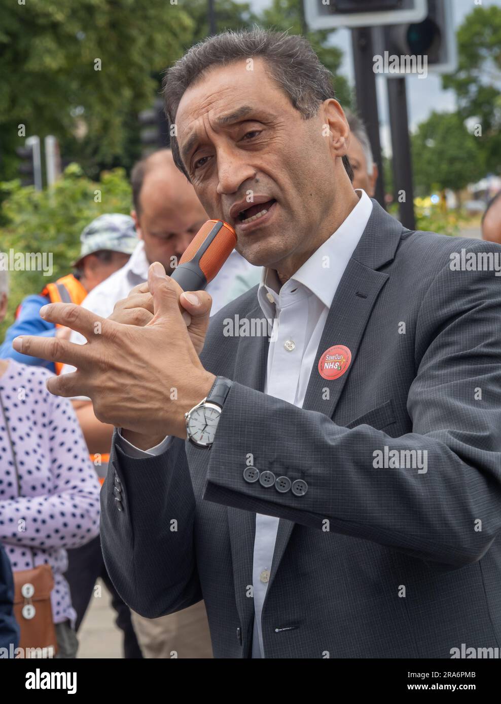 London, Großbritannien. 1. Juli 2023 Hier spricht GP Dr. Onkar Sahota. Wahlkämpfer von Ealing Save Unser NHS feierte 75 Jahre NHS auf der Hauptstraße vor dem Ealing Hospital. Die Redner forderten einen angemessenen Plan für die Belegschaft und wiesen darauf hin, dass der jüngste Regierungsplan die Realität eines überarbeiteten und unterbezahlten Systems, das als Vorwand für die Privatisierung absichtlich in den Boden geworfen worden sei, nicht anerkennt. Peter Marshall/Alamy Live News Stockfoto