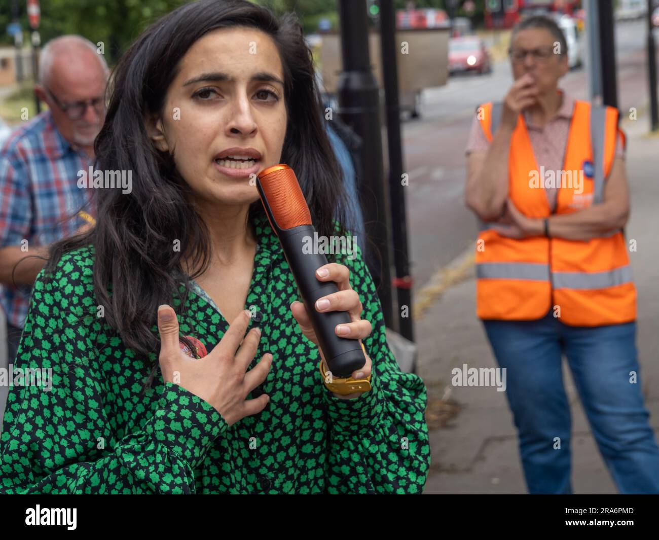 London, Großbritannien. 1. Juli 2023 Dr. Sonia Adesara hält eine aufrichtige Rede. Wahlkämpfer von Ealing Save Unser NHS feierte 75 Jahre NHS auf der Hauptstraße vor dem Ealing Hospital. Die Redner forderten einen angemessenen Plan für die Belegschaft und wiesen darauf hin, dass der jüngste Regierungsplan die Realität eines überarbeiteten und unterbezahlten Systems, das als Vorwand für die Privatisierung absichtlich in den Boden geworfen worden sei, nicht anerkennt. Peter Marshall/Alamy Live News Stockfoto