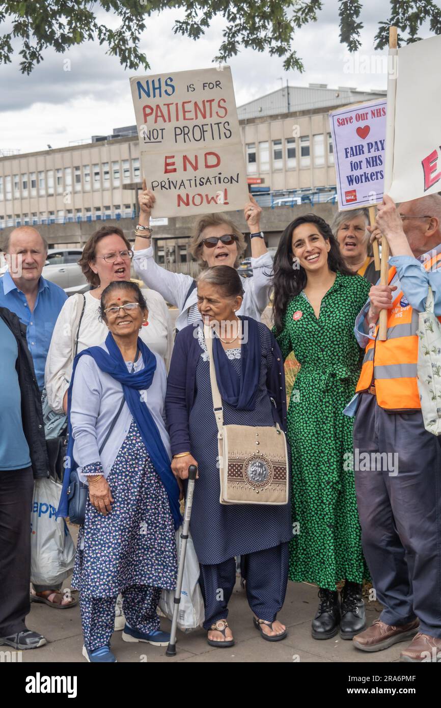 London, Großbritannien. 1. Juli 2023 Wahlkämpfer von Ealing Save Unser NHS feierte 75 Jahre NHS auf der Hauptstraße vor dem Ealing Hospital. Die Redner forderten einen angemessenen Plan für die Belegschaft und wiesen darauf hin, dass der jüngste Regierungsplan die Realität eines überarbeiteten und unterbezahlten Systems, das als Vorwand für die Privatisierung absichtlich in den Boden geworfen worden sei, nicht anerkennt. Peter Marshall/Alamy Live News Stockfoto